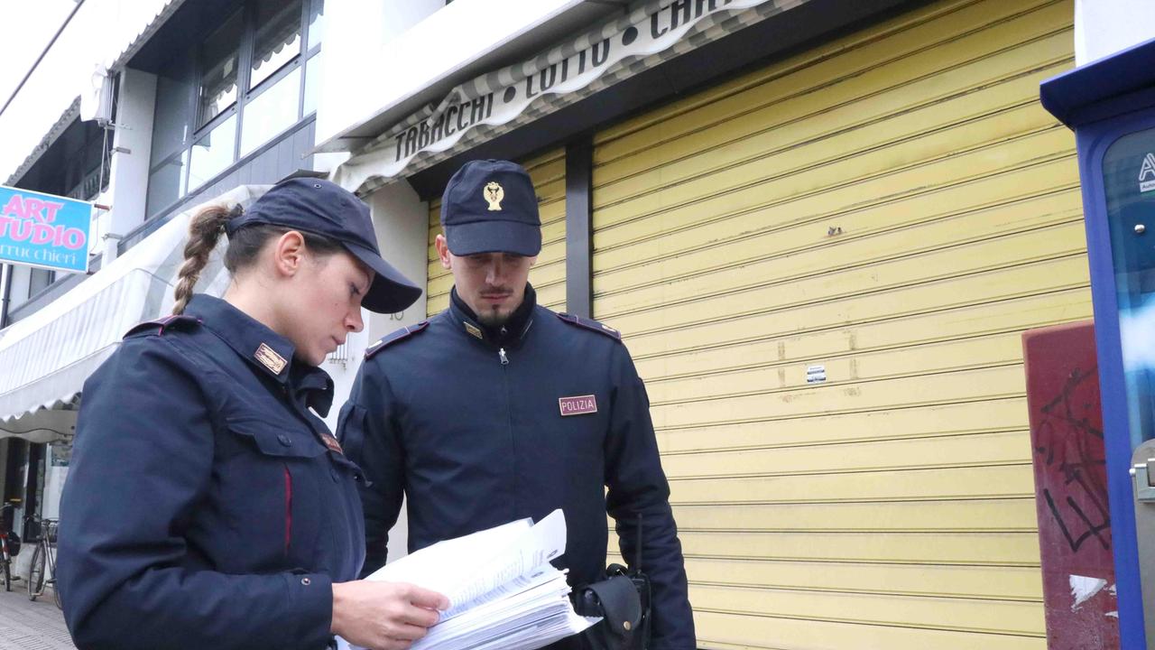 Ferrara, due minorenni sorpresi a rubare vestiario in un negozio