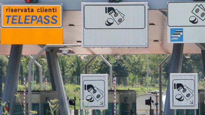 Positivo al Covid attraversa mezza Europa a bordo del tir: fermato a Vada dopo un malore