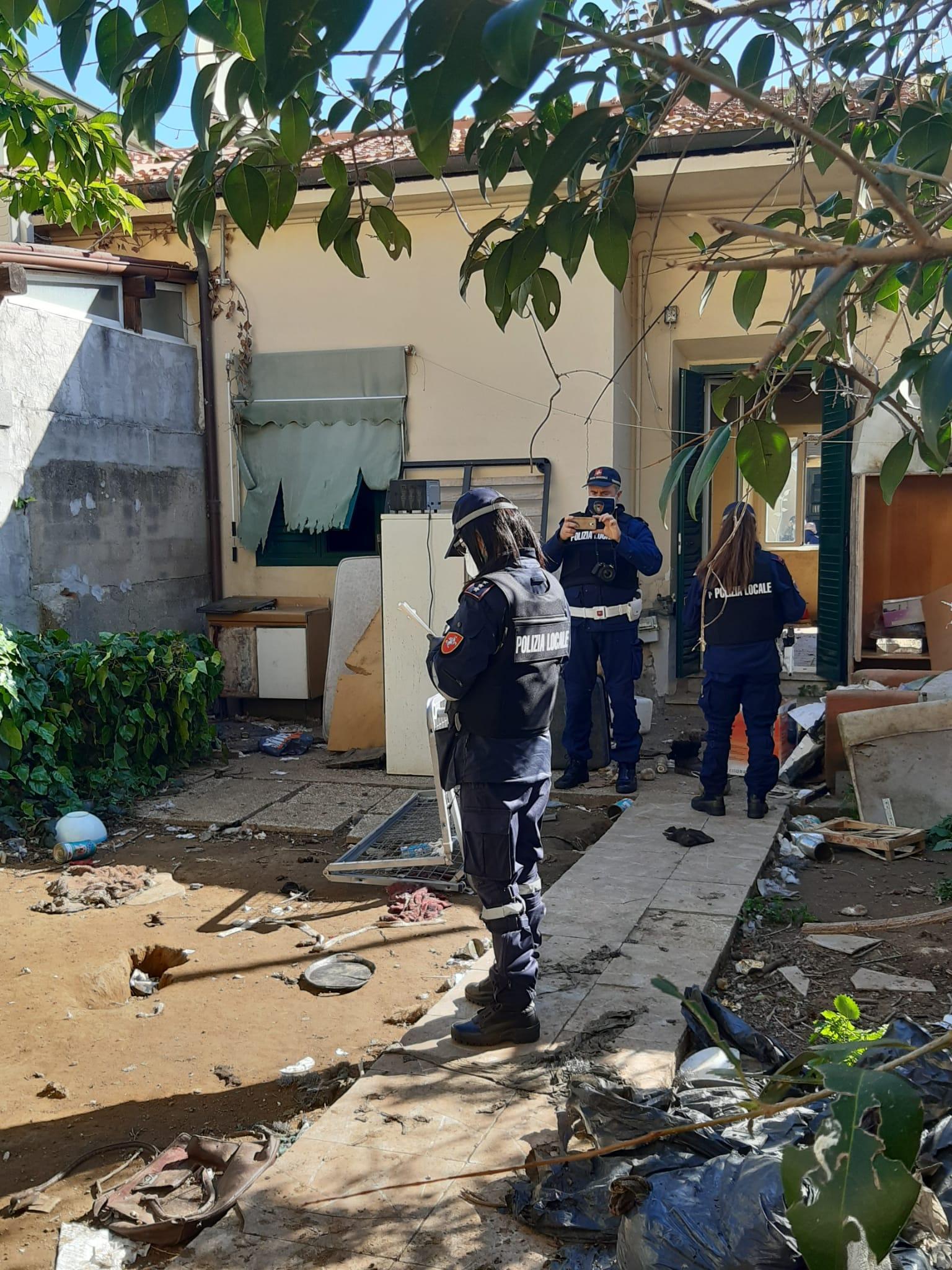 La polizia municipale sul posto