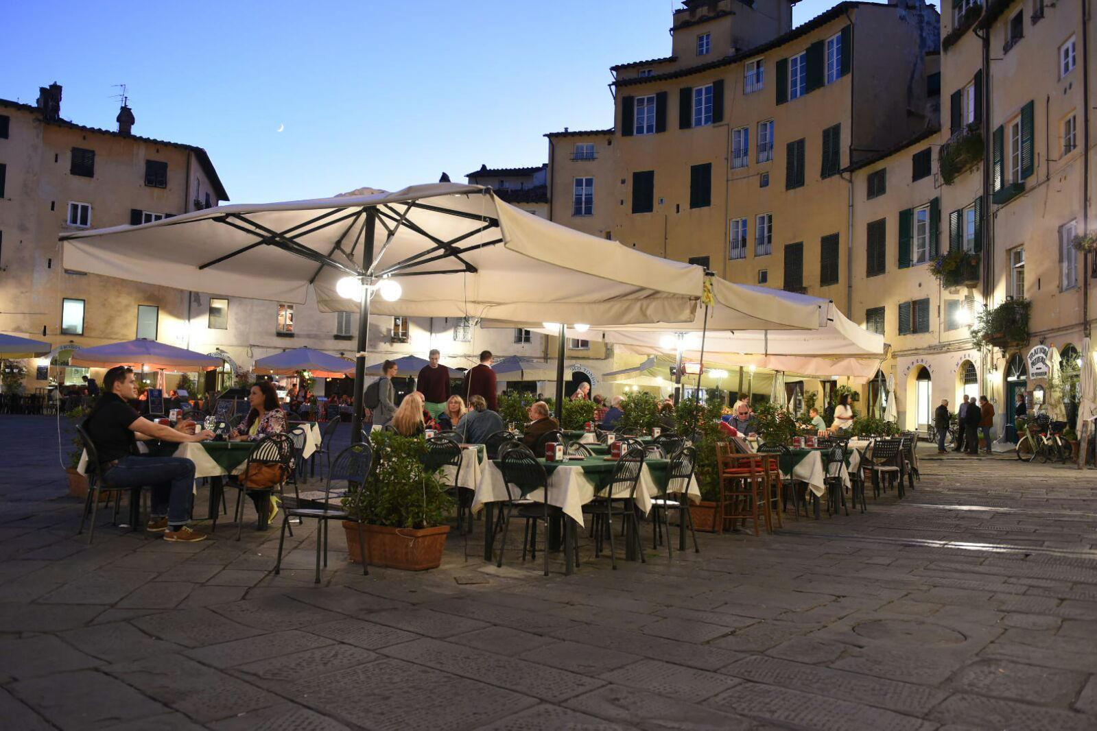 Da lunedì 26 aprile in Toscana si potrà cenare all'aperto