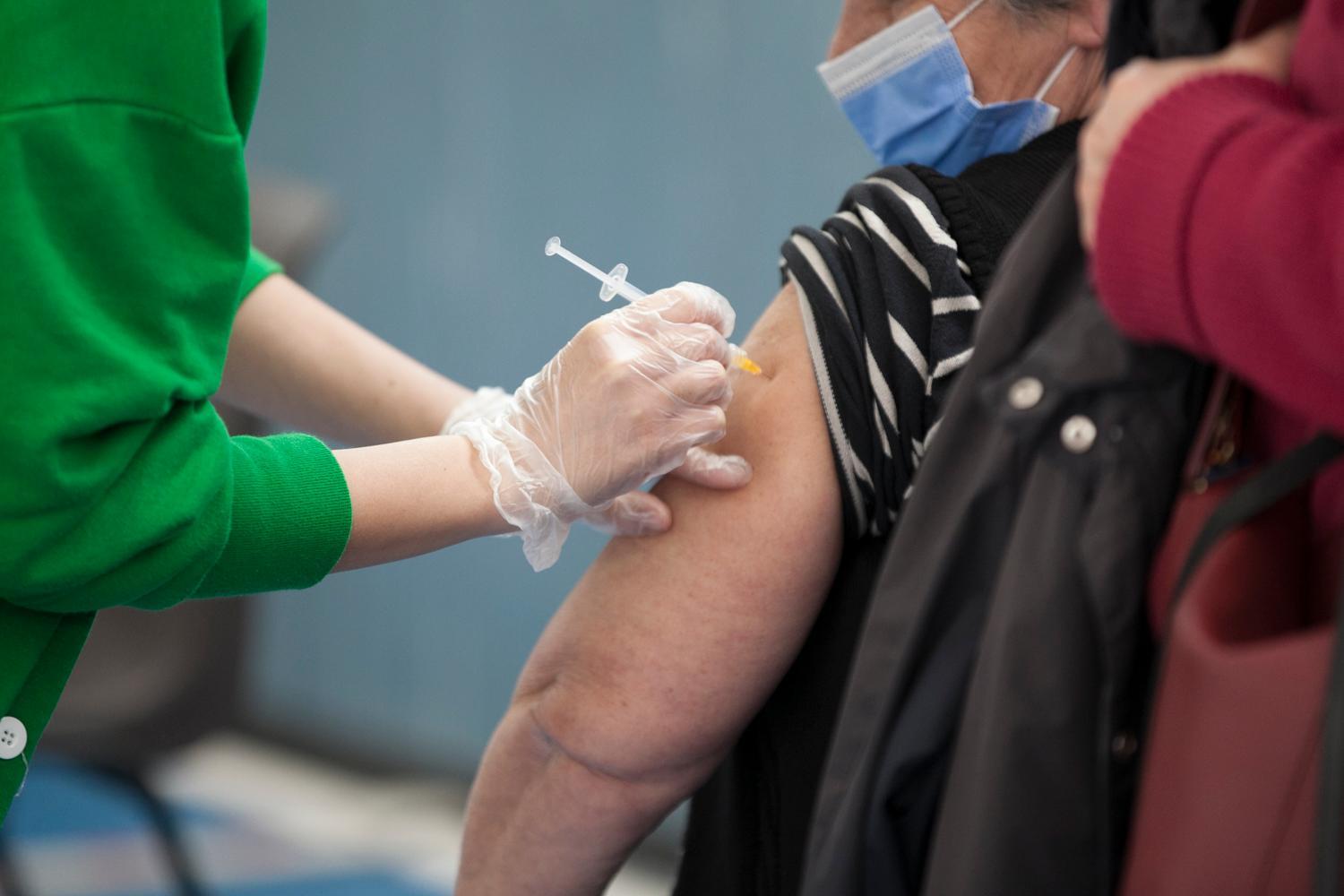 Olbia, ripartono le vaccinazioni ma solo per over 65 e fragili