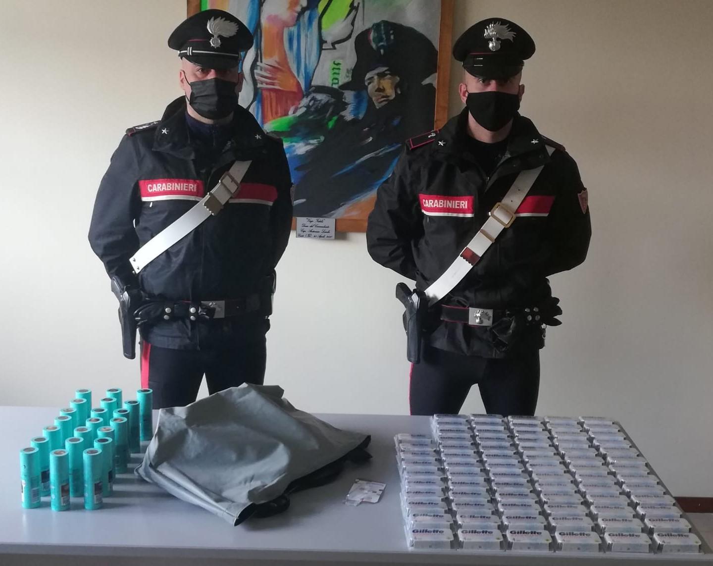 Cento, trovata con 1.265 euro di prodotti cosmetici nascosti in borsa