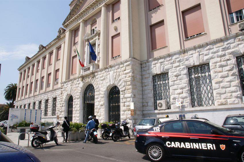 Una pattuglia dei carabinieri di fronte all'ospedale (foto d'archivio)