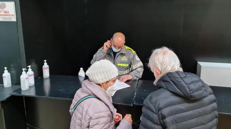 Vaccini, il centro funziona ma sempre a bassi regimi Adesso tocca agli over 80
