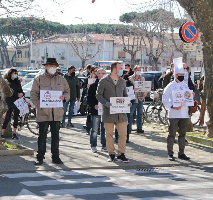 Commercianti e cittadini in piazza davanti al Municipio