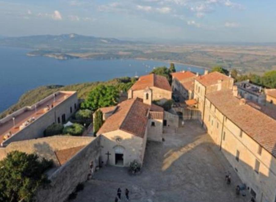 Lunedì in regalo c’è la foto di Populonia durante il lockdown