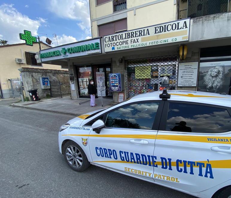 Armati di coltello rapinano la farmacia 