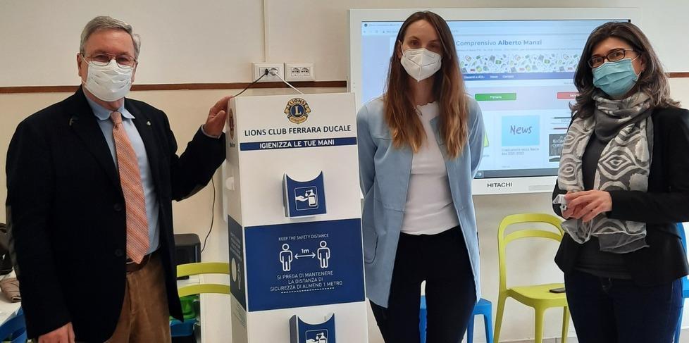 Dispenser donati alle scuole 