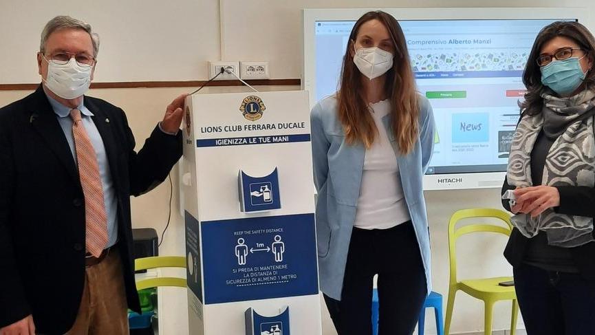 Dispenser donati alle scuole
