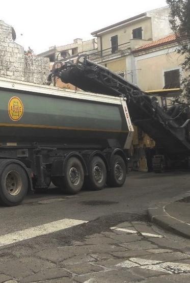 In corso Vittorio Emanuele si ripristina l’asfalto