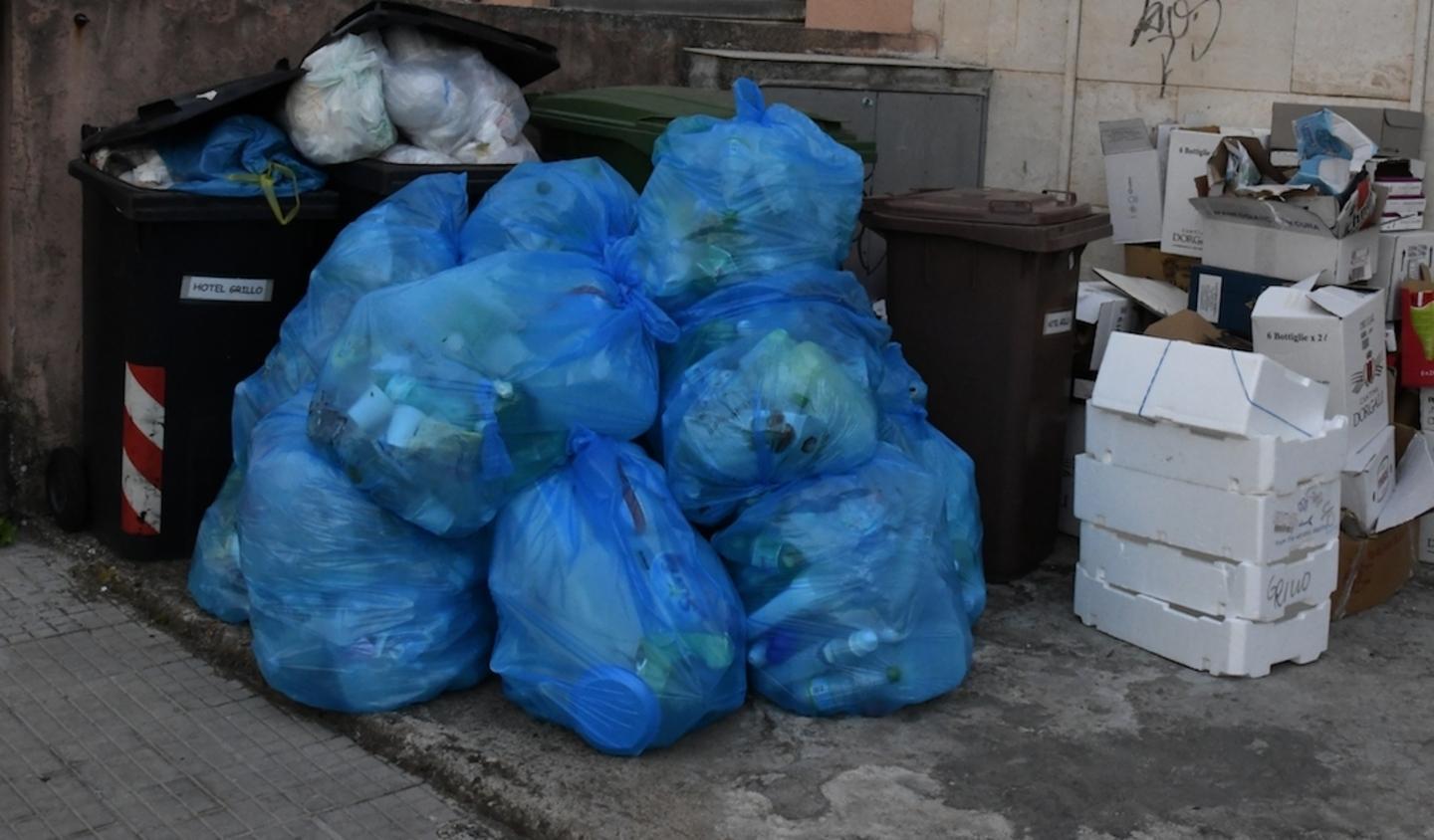 Rifiuti arrivano i codici a barre 