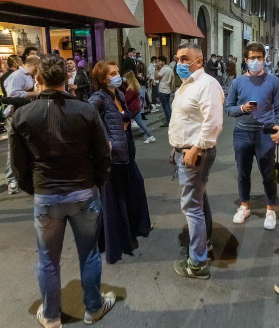 Ferrara. Tavolini esterni modello movida: «Prenotazione e consumo seduti» 