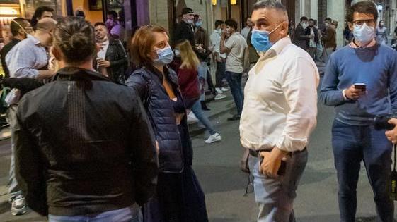 Ferrara. Tavolini esterni modello movida: «Prenotazione e consumo seduti»