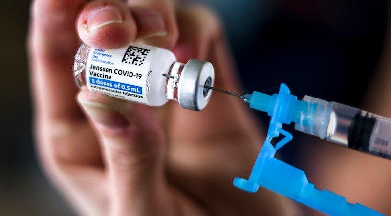 Vaccini in Toscana, dosi finite in 20 minuti per i settantenni. Ecco quando riaprono i centri per gli over 80 