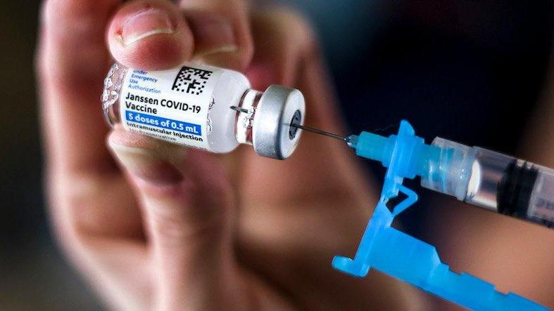Vaccini in Toscana, dosi finite in 20 minuti per i settantenni. Ecco quando riaprono i centri per gli over 80
