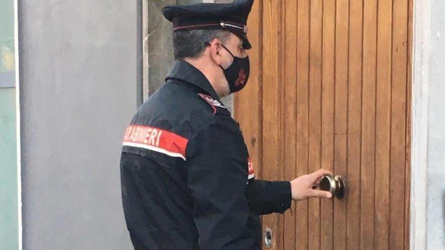 Un carabiniere durante un controllo (foto d'archivio)