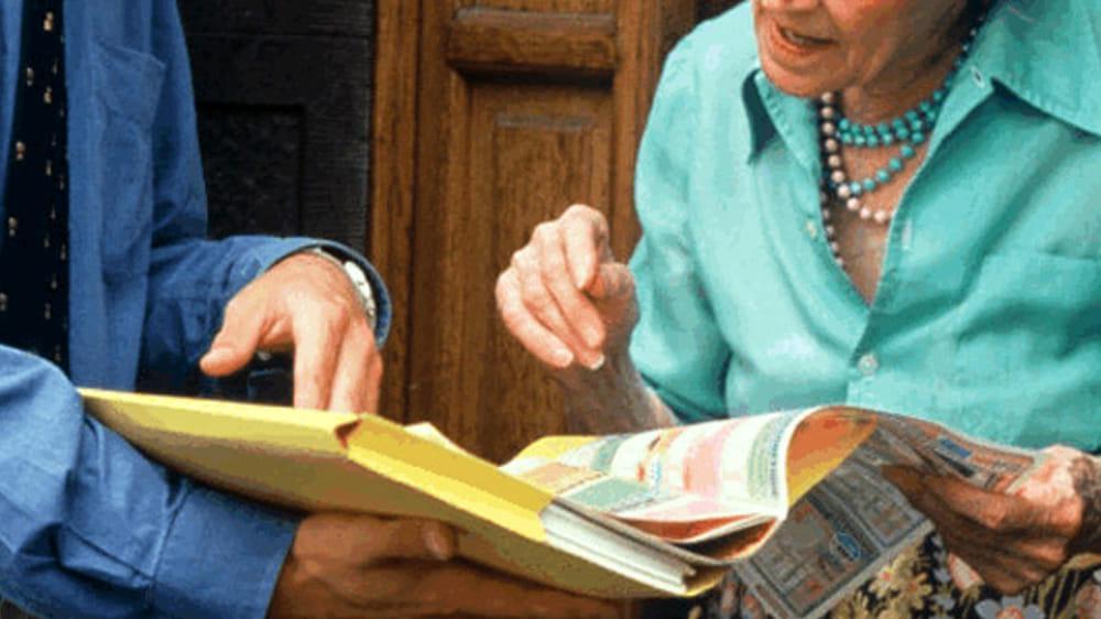 Si fingeva amico di figli e parenti, e si faceva dare soldi dagli anziani