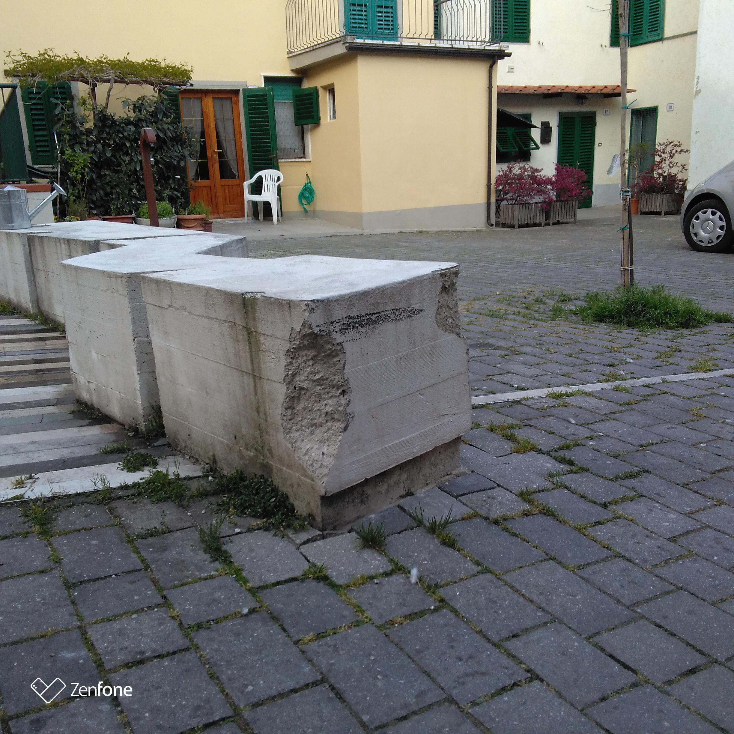Un blocco del monumento ai 29 martiri danneggiato dalle auto