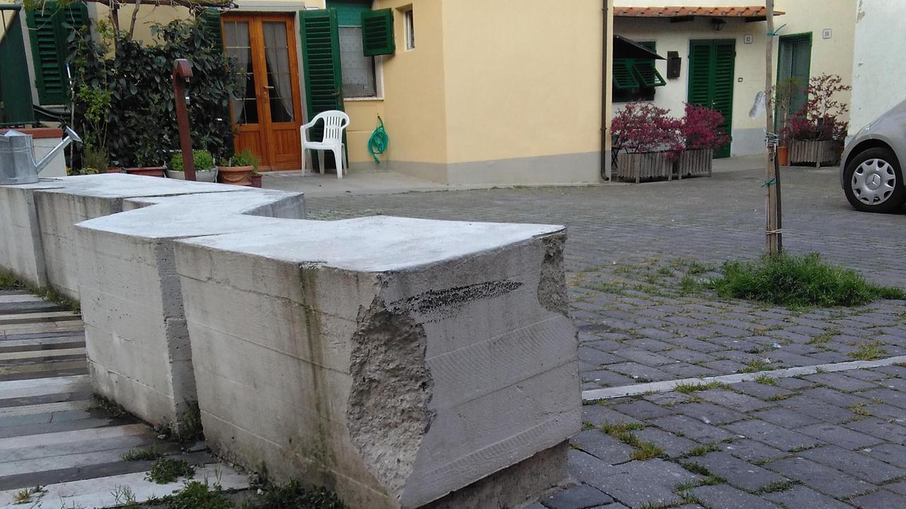 Un blocco del monumento ai 29 martiri danneggiato dalle auto