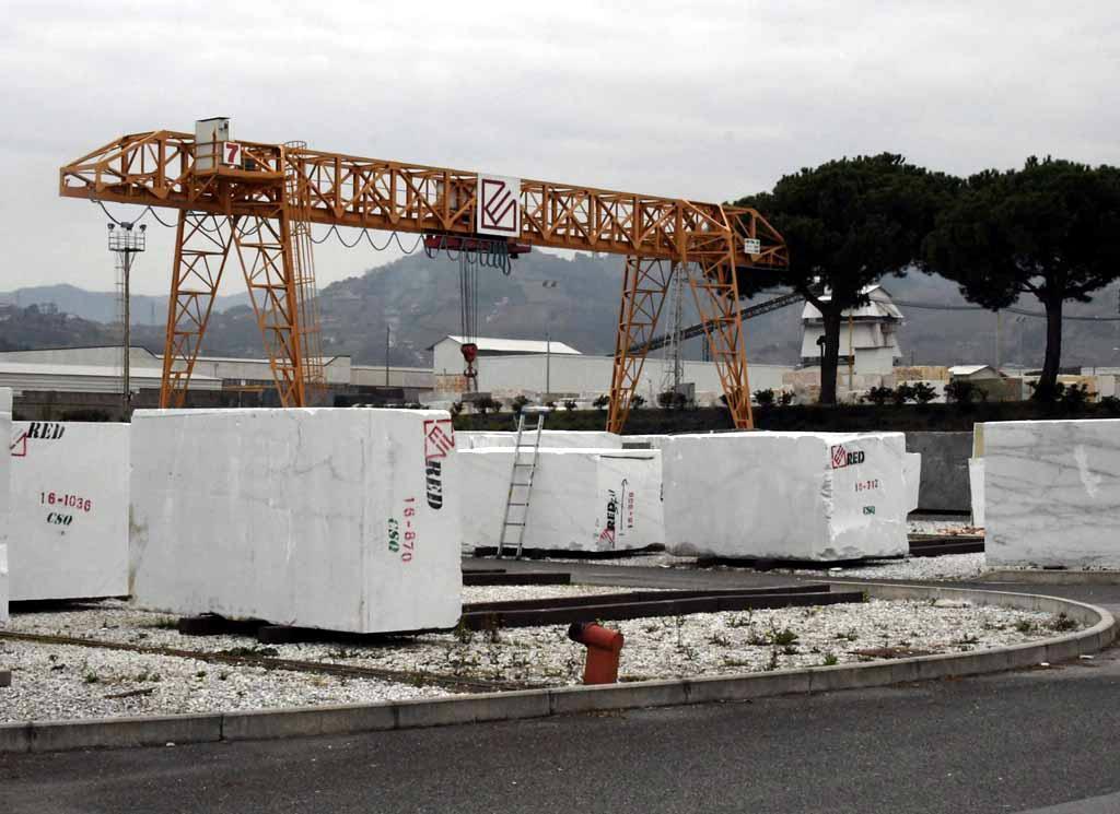 Il piazzale della ditta Red graniti
