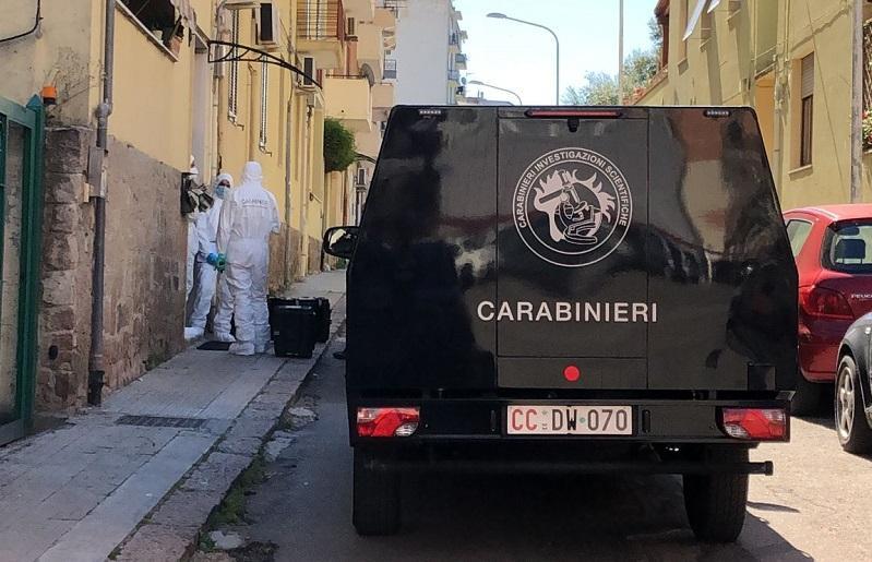Ris al lavoro davanti alla casa del delitto in via Livorno a Sassari (foto mauro chessa)