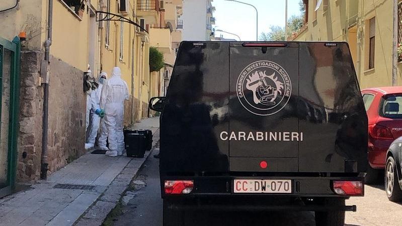 Ris al lavoro davanti alla casa del delitto in via Livorno a Sassari (foto mauro chessa)