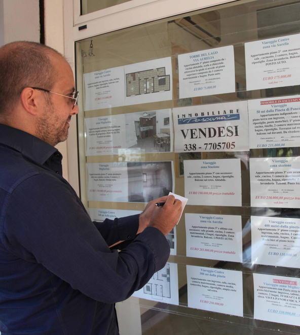 Il Covid si fa sentire sul mattone, scendono i valori immobiliari 