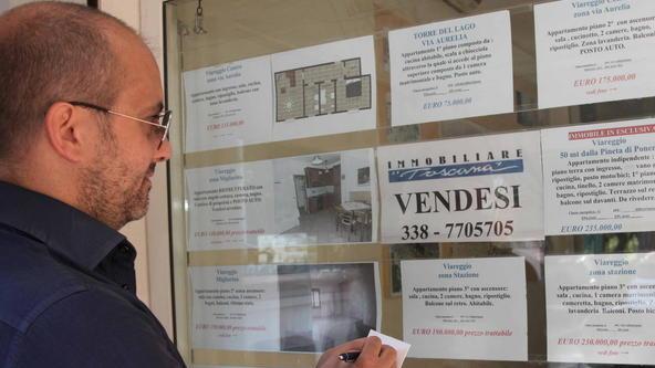 Il Covid si fa sentire sul mattone, scendono i valori immobiliari