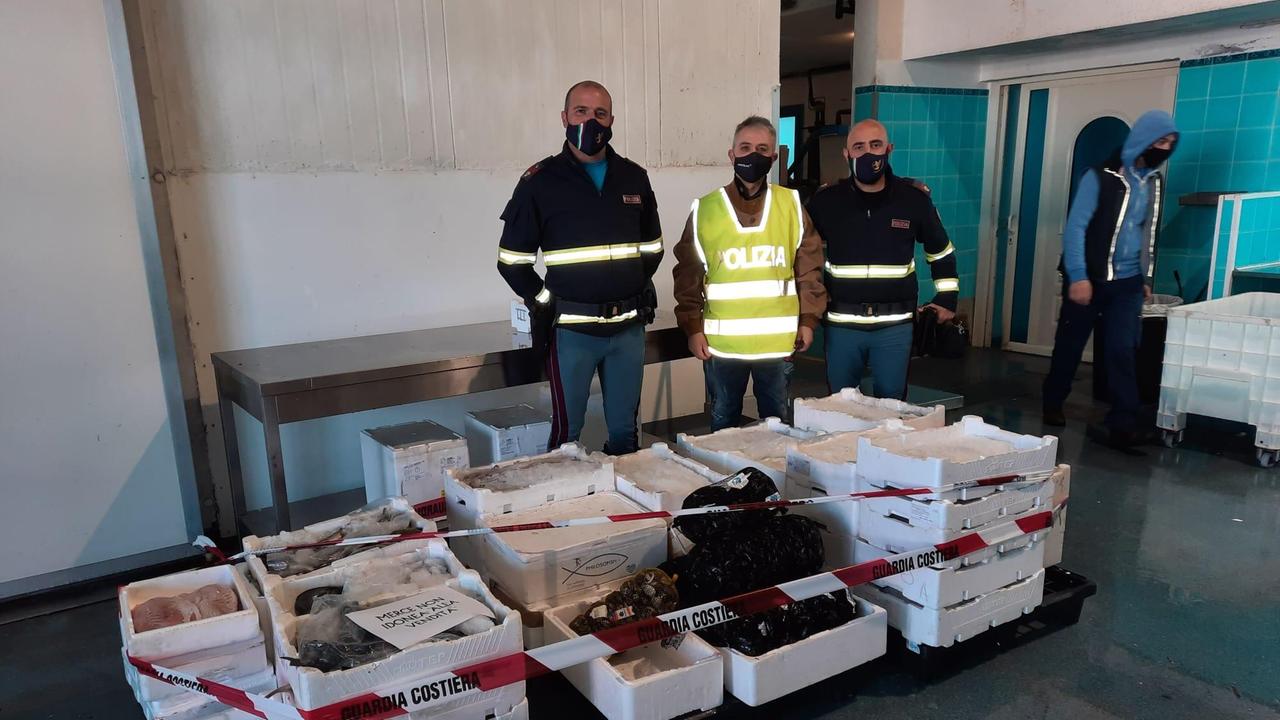 Il pescato sequestrato dalla polizia stradale