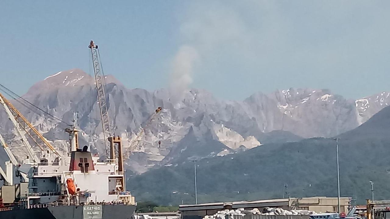 L'incendio visto dalla costa apuana