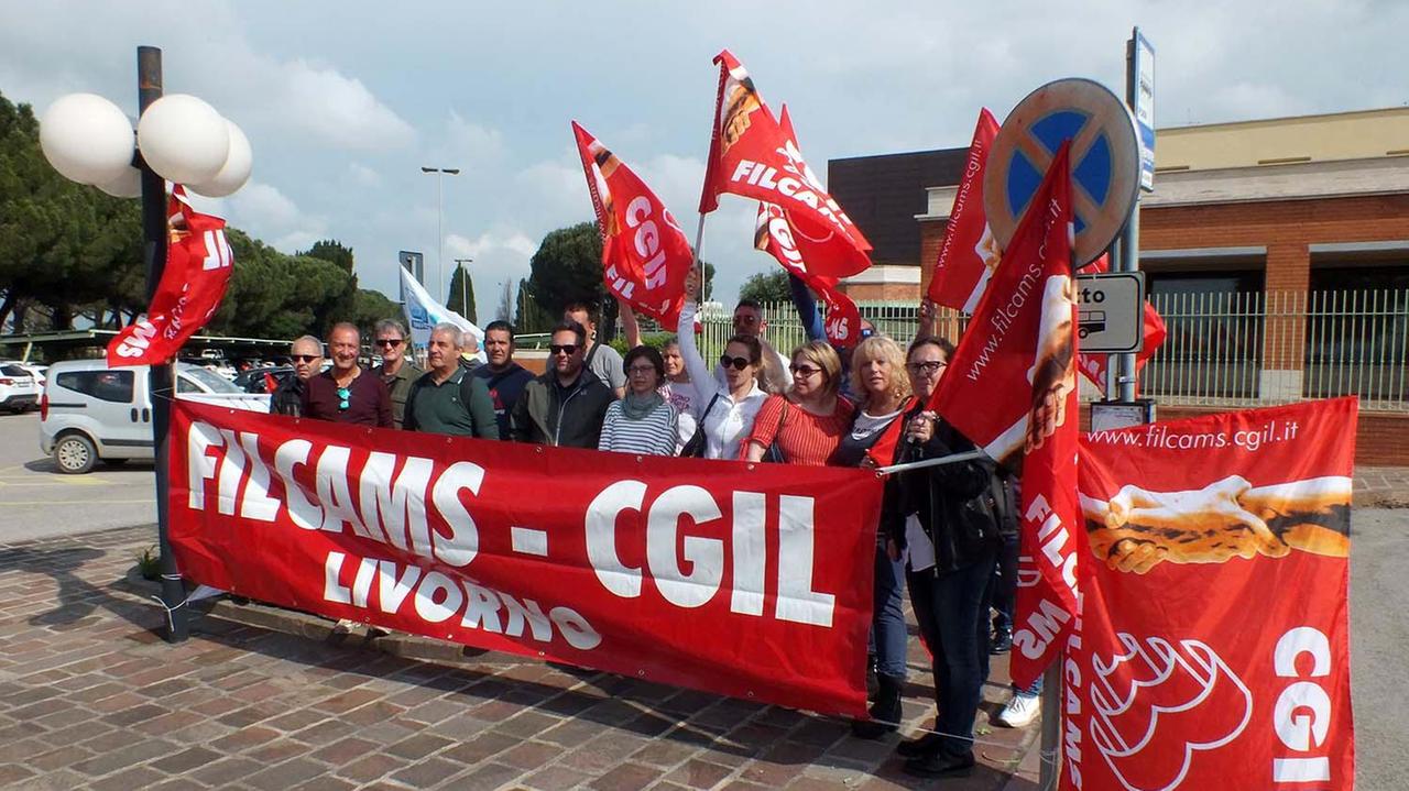 Una protesta della Filcams Cgil di Livorno (foto d'archivio)