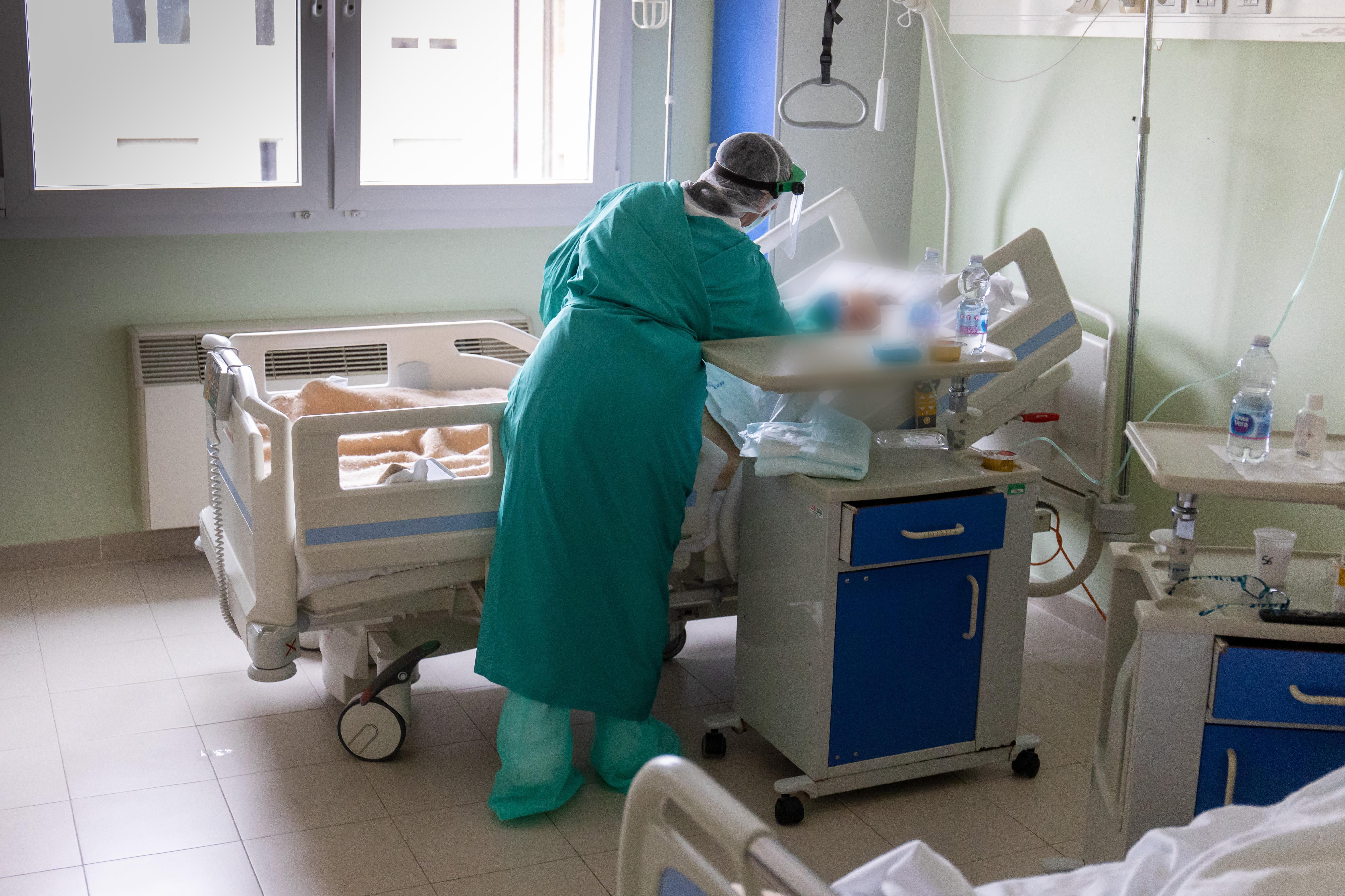 Il Covid in due giorni si porta via altre otto persone, ma nel Ferrarese i contagi calano