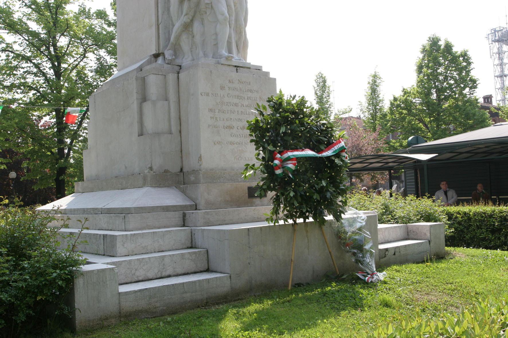 Fiori e omaggi ai cippi per non dimenticare gli eroi della Resistenza