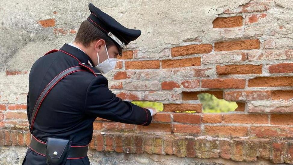 Spacciava dal buco del muro, arrestato