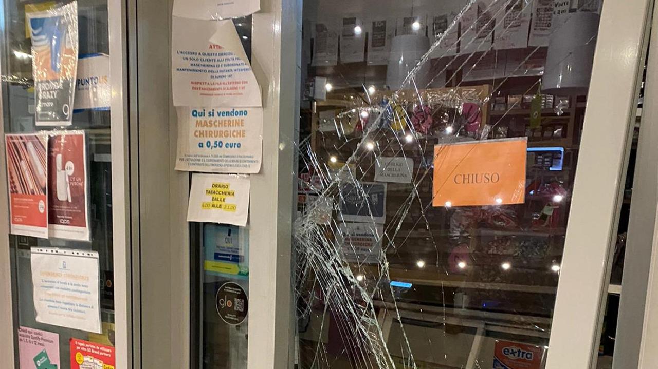 I danni alla tabaccheria del Bon Ton di via dei Pelaghi