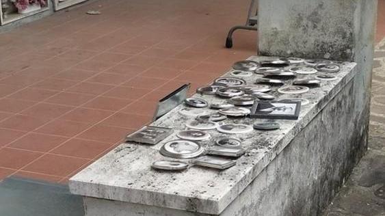 Foto delle tombe in terra e lapidi rotte al cimitero, protestano le famiglie