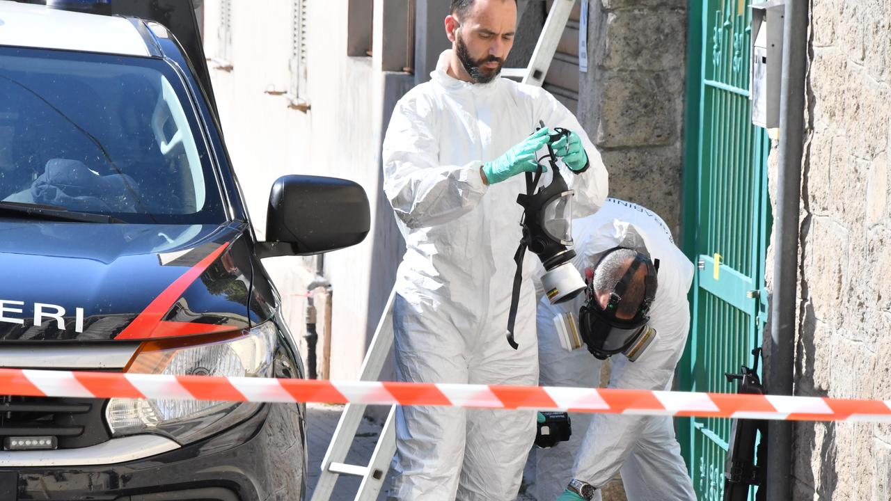 I carabinieri del Ris in via Livorno (foto Mauro Chessa)
