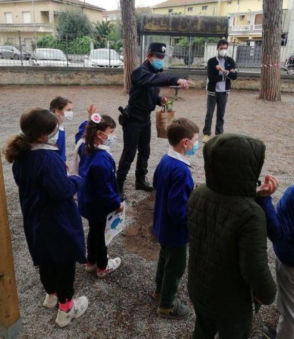 Alunni e carabinieri piantano gli alberi per il nostro futuro