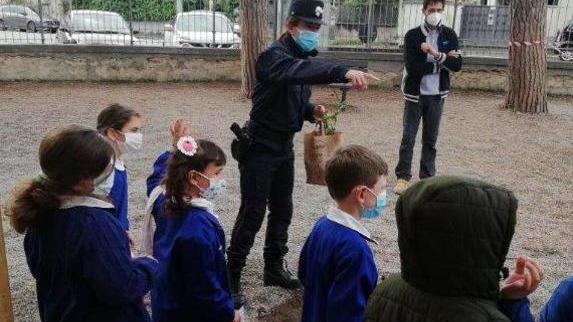 Alunni e carabinieri piantano gli alberi per il nostro futuro