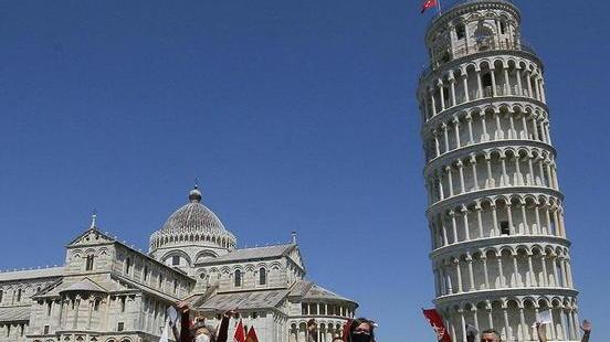 «L’Handling non si vende» sotto la Torre la protesta di lavoratori e sindacato