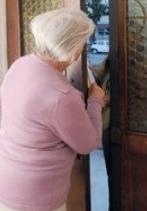 Si fingeva amico di figli e parenti e si faceva dare soldi dagli anziani 