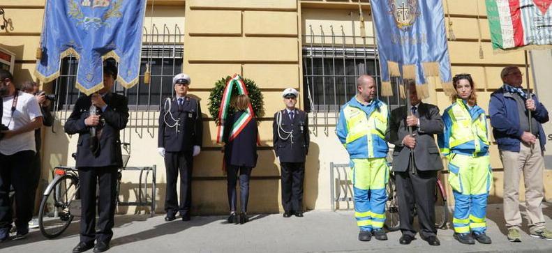 Fiori in tutte le strade dedicate agli antifascisti il 25 Aprile resiste al virus