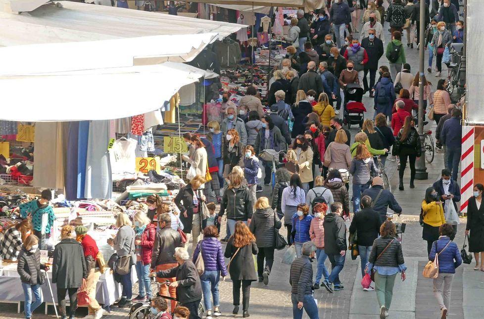 Mercato preso d’assalto tra sollievo e assembramenti 