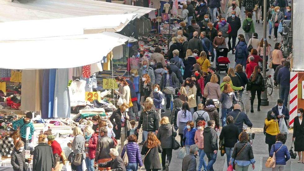 Mercato preso d’assalto tra sollievo e assembramenti