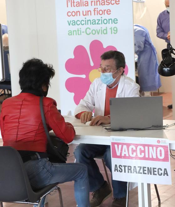 Vaccino per i 65-69enni: da lunedì le prenotazioni