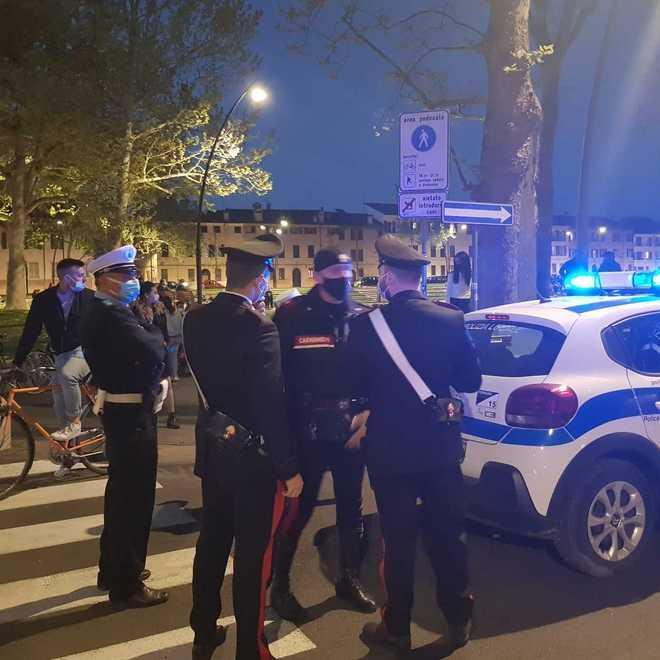 Troppi ragazzi in Ariostea Arrivano i carabinieri