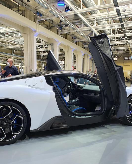 Maserati riparte con la Mc20 I dipendenti tornano al lavoro 