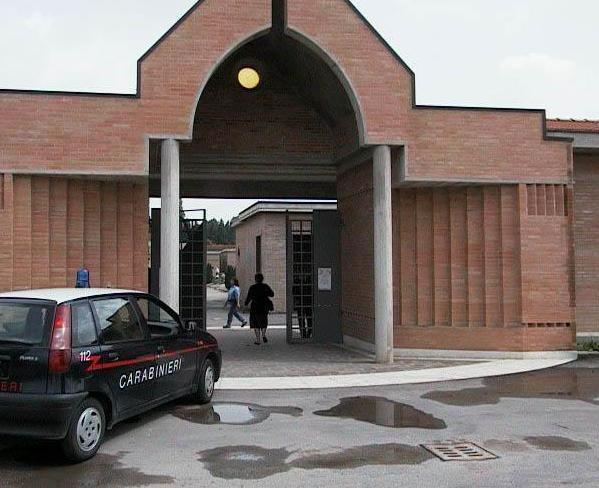 Operaio cade e resta ferito mentre lavora
