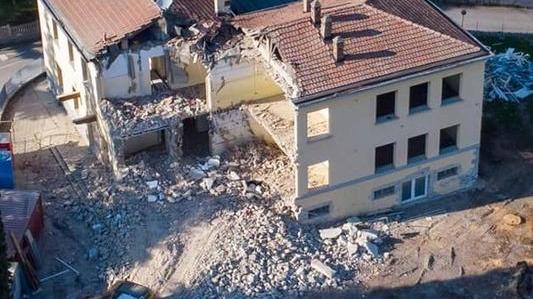 Via ai lavori di demolizione della scuola di Roccamalatina