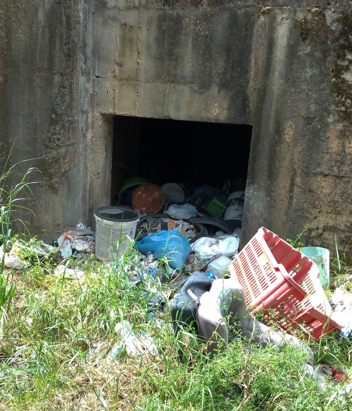 Strada provinciale con discarica 